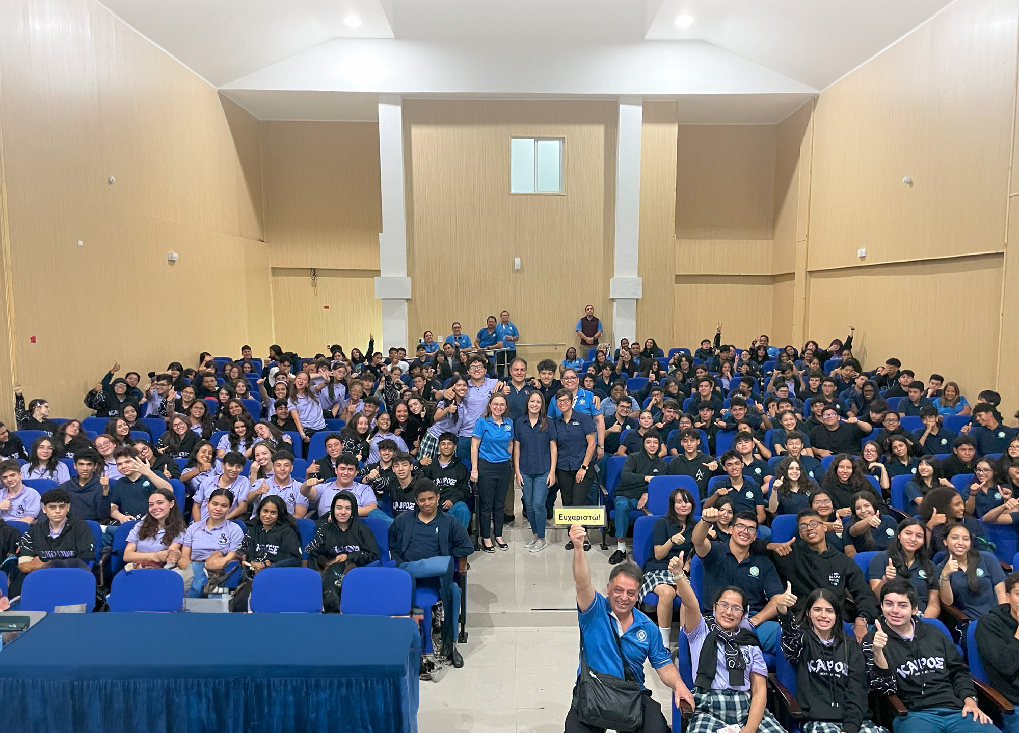 Estudiantes panameños participando en una charla de emprendimiento